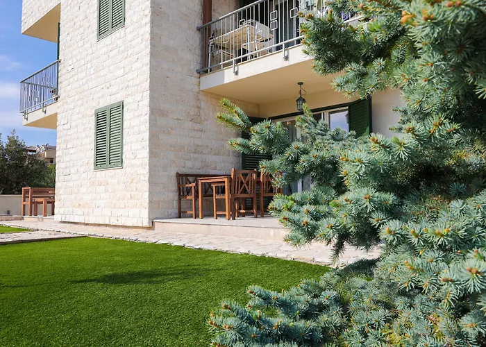 Laura Apartments