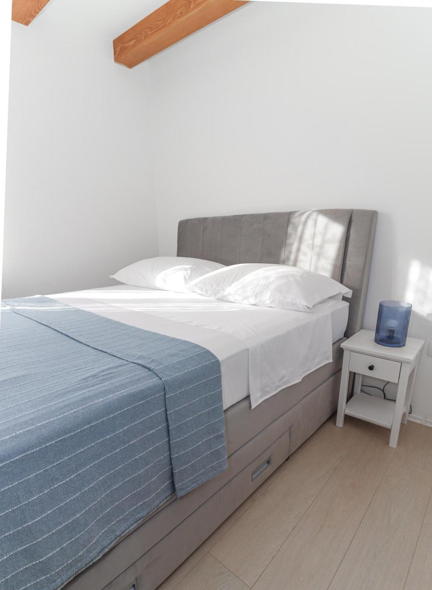 Laura Apartma *