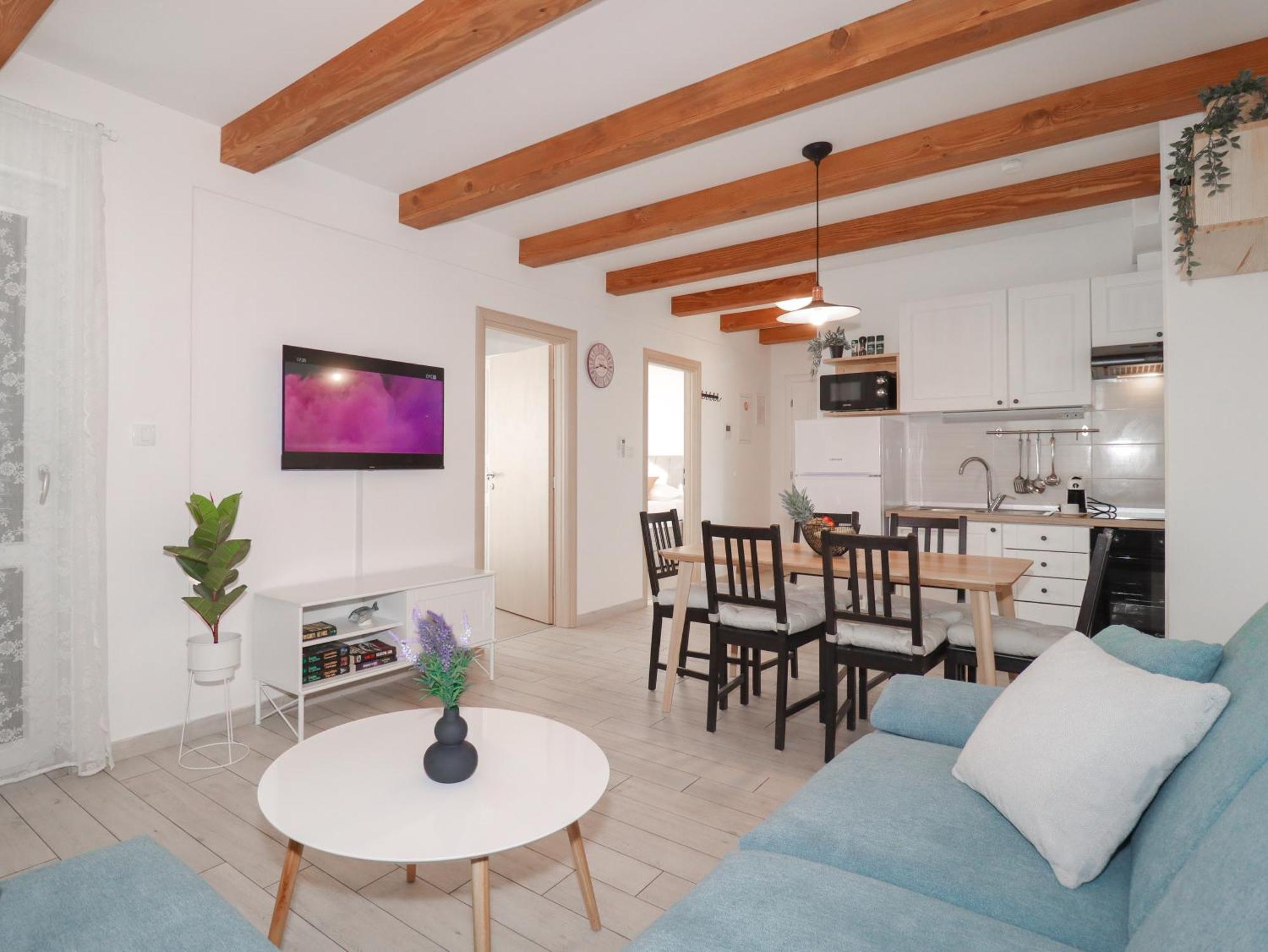 Laura Apartma *